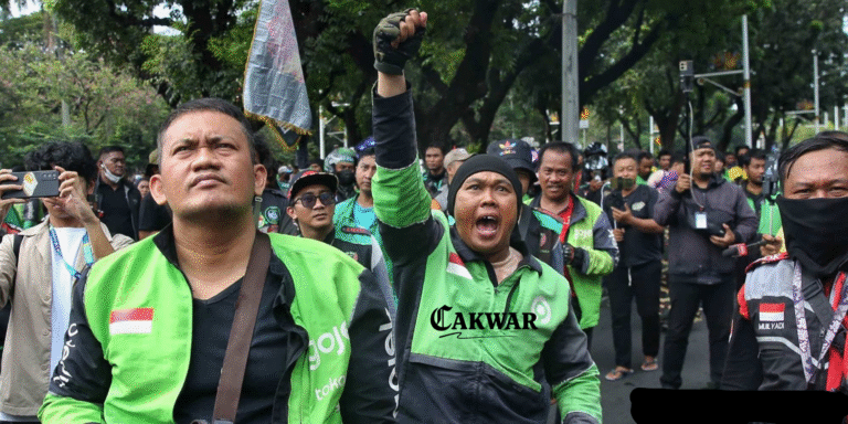 Menikmati Jalanan sebagai Pekerja Ojol demi Nafkahi Keluarga di Tengah Ekonomi Sulit