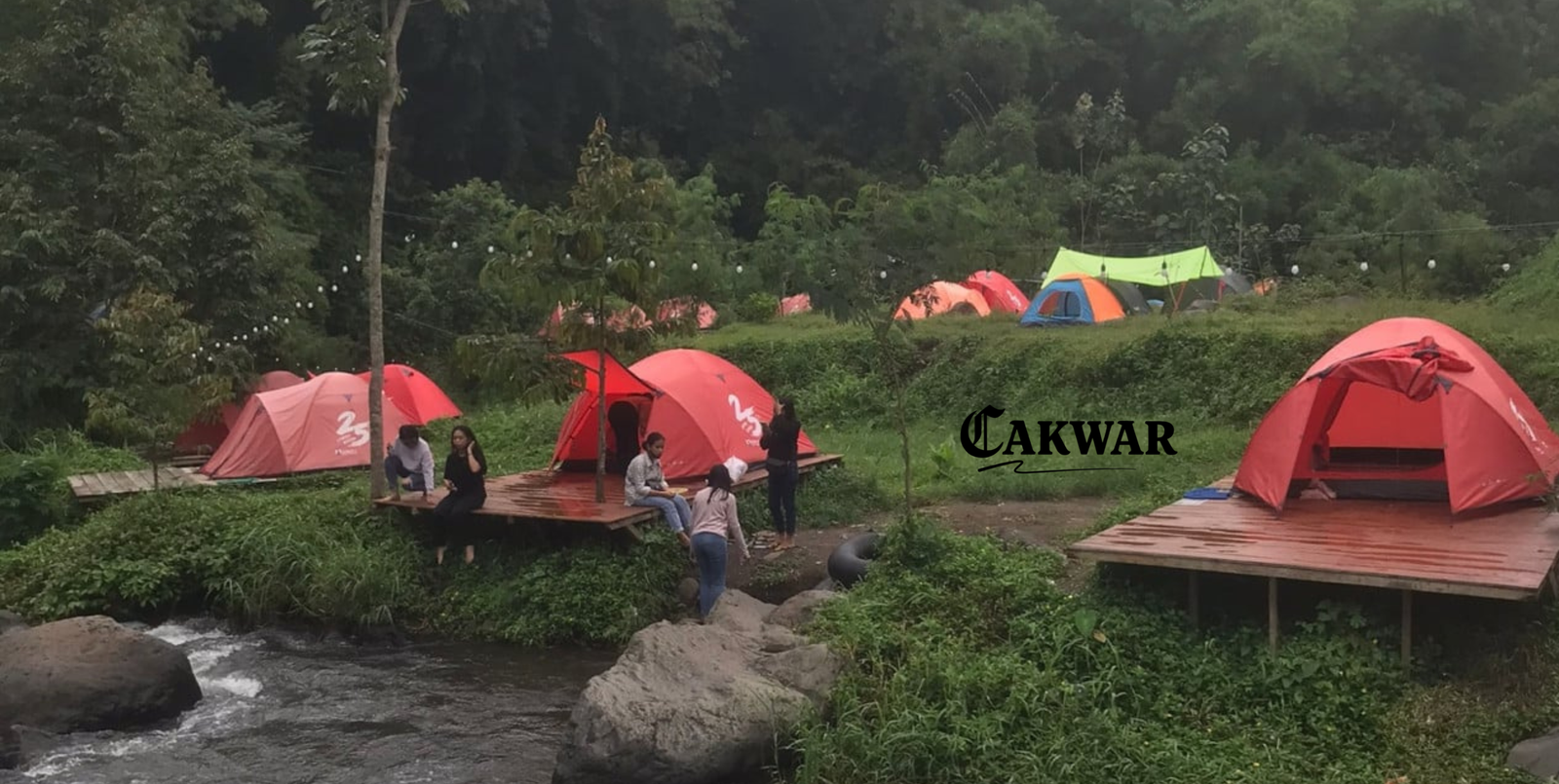 Gubug Marawati, Pacet, Mojokerto: Camping Nyaman di Tepi Sungai