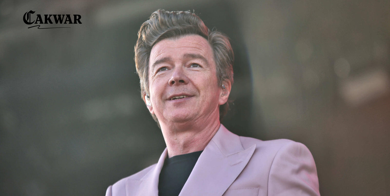 Rick Astley: Dari “Never Gonna Give You Up” ke Ikon Internet yang Tak Pernah Redup