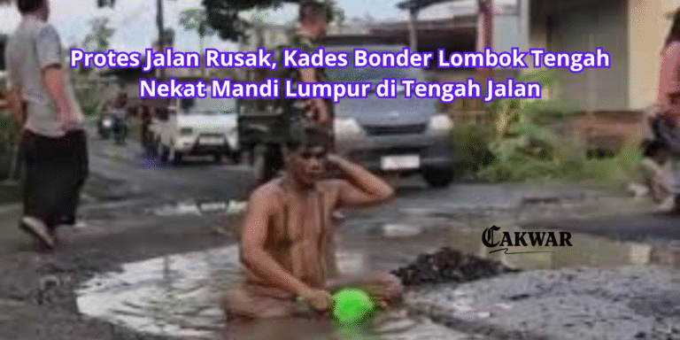 Protes Jalan Rusak, Kades Bonder Lombok Tengah Nekat Mandi Lumpur di Tengah Jalan