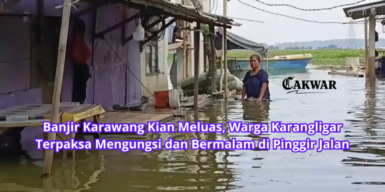Banjir Karawang Kian Meluas, Warga Karangligar Terpaksa Mengungsi dan Bermalam di Pinggir Jalan
