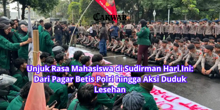 Unjuk Rasa Mahasiswa di Sudirman Hari Ini: Dari Pagar Betis Polri hingga Aksi Duduk Lesehan
