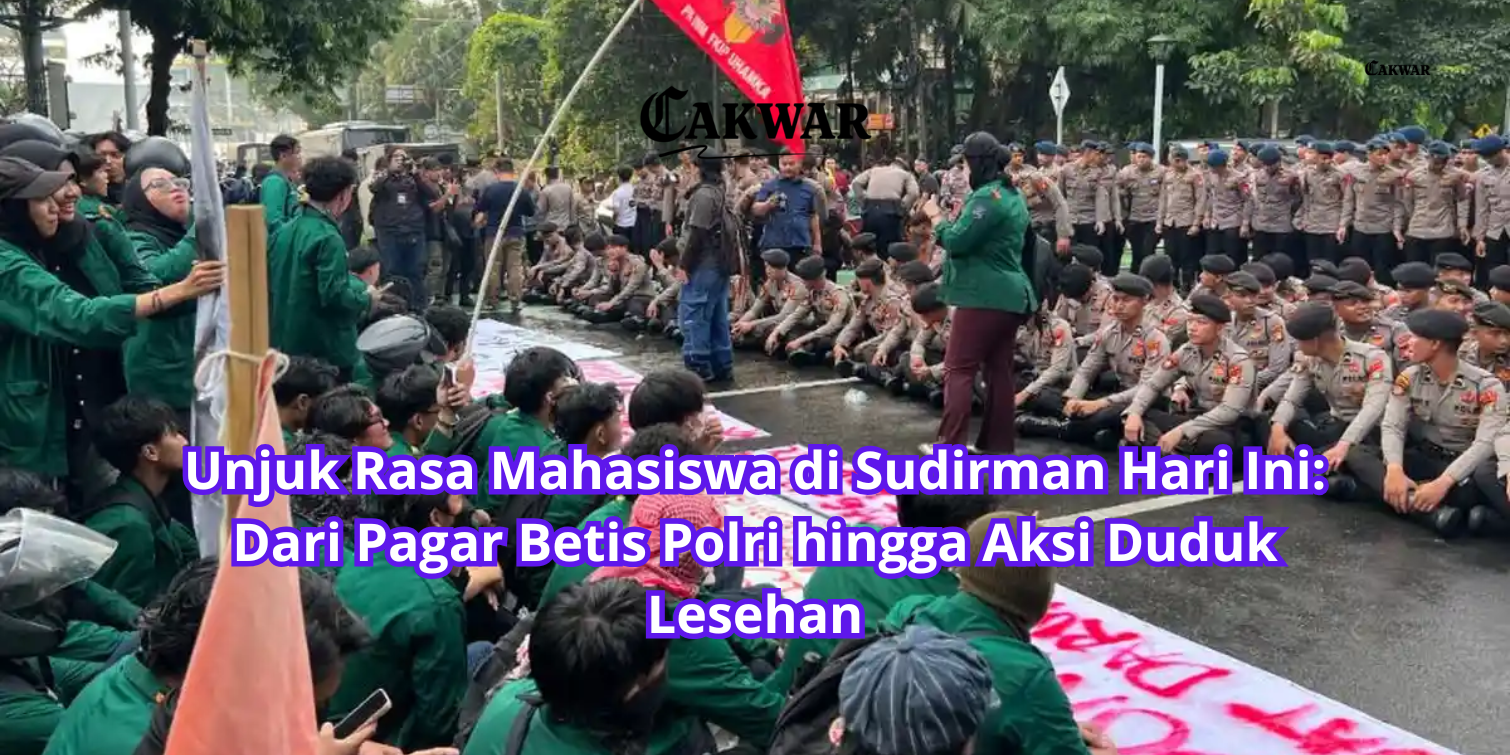 Unjuk Rasa Mahasiswa di Sudirman Hari Ini: Dari Pagar Betis Polri hingga Aksi Duduk Lesehan